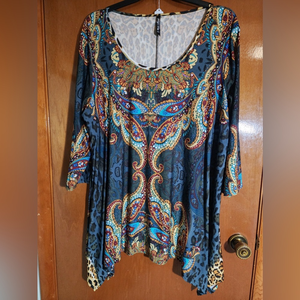 White Mark Women’s Tunic Top Size 4X Blue Multicolored Animal Print